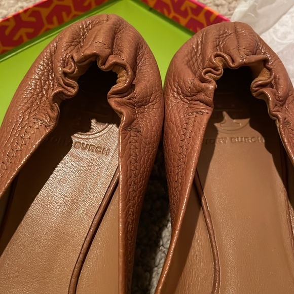 Tory Burch Tan Logo Flats - Picture 4 of 7